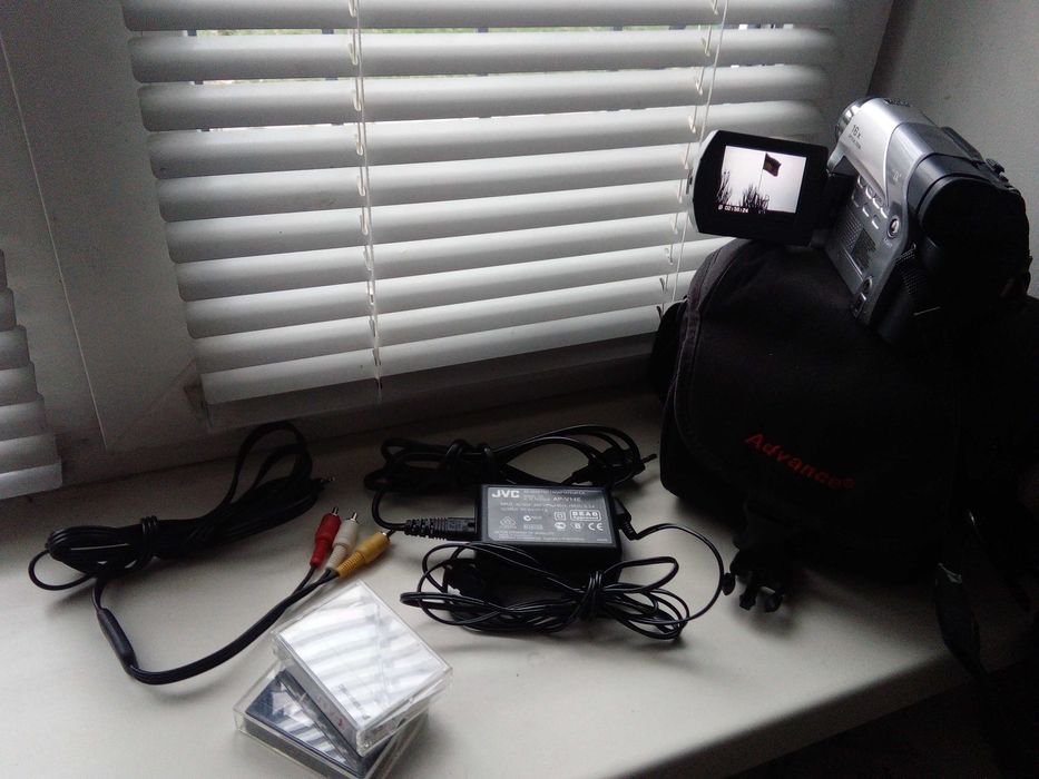 Видеокамера JVC  (новая батарея), плюс сумка.