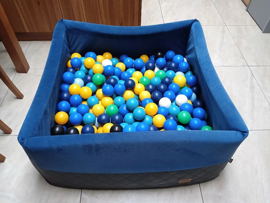 Kwadratowy basen z kulkami