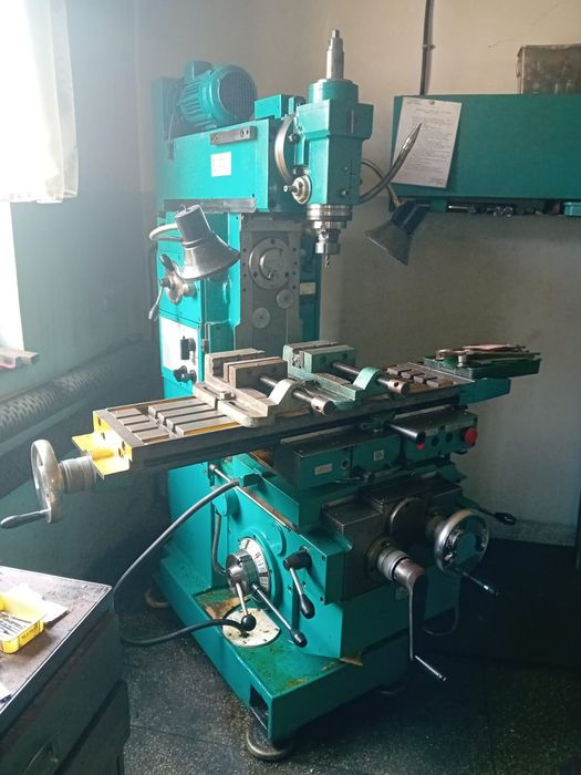 Frezarka narzędziowa uniwersalna