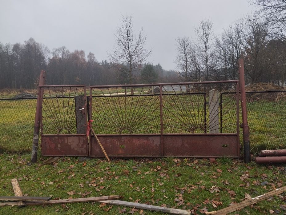 Brama wjazdowa z furtką.