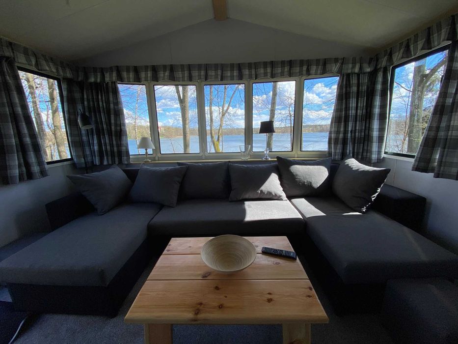 Domek nad jeziorem Ublik Wyszowate linia brzegowa pomost łódka