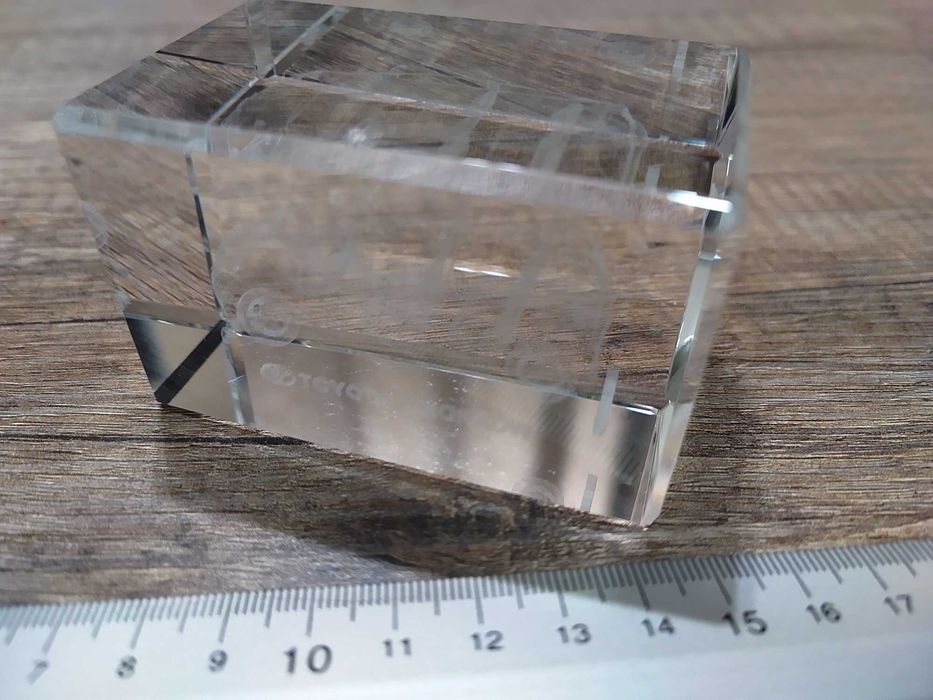 Unikatowy przycisk do papieru.