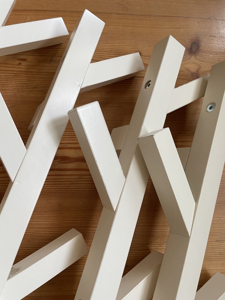 IKEA TJUSIG Cabides/cruzetas brancas de parede