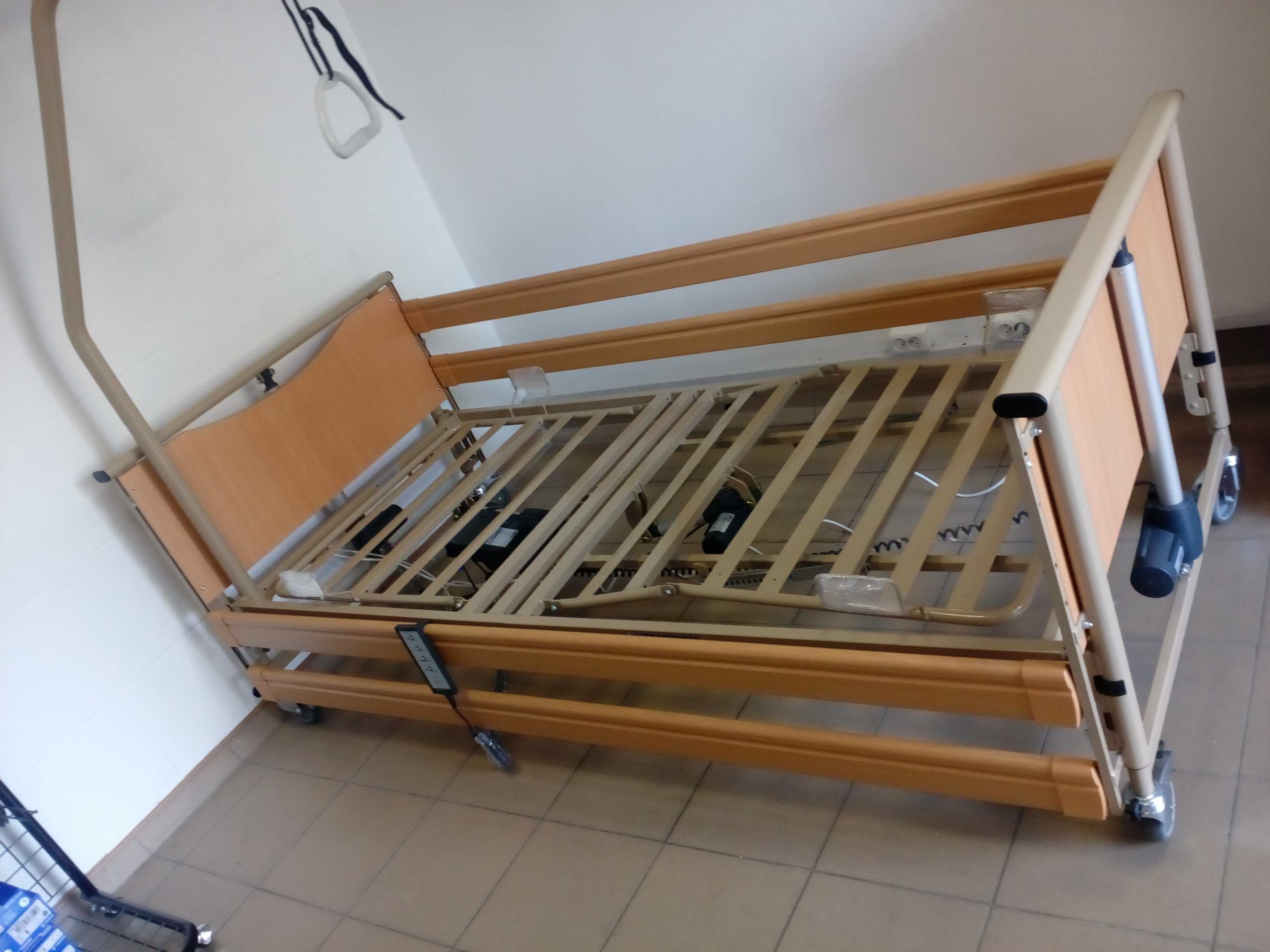Nowe łóżko rehabilitacyjne dla z barierkami i pilotem Vermeiren.