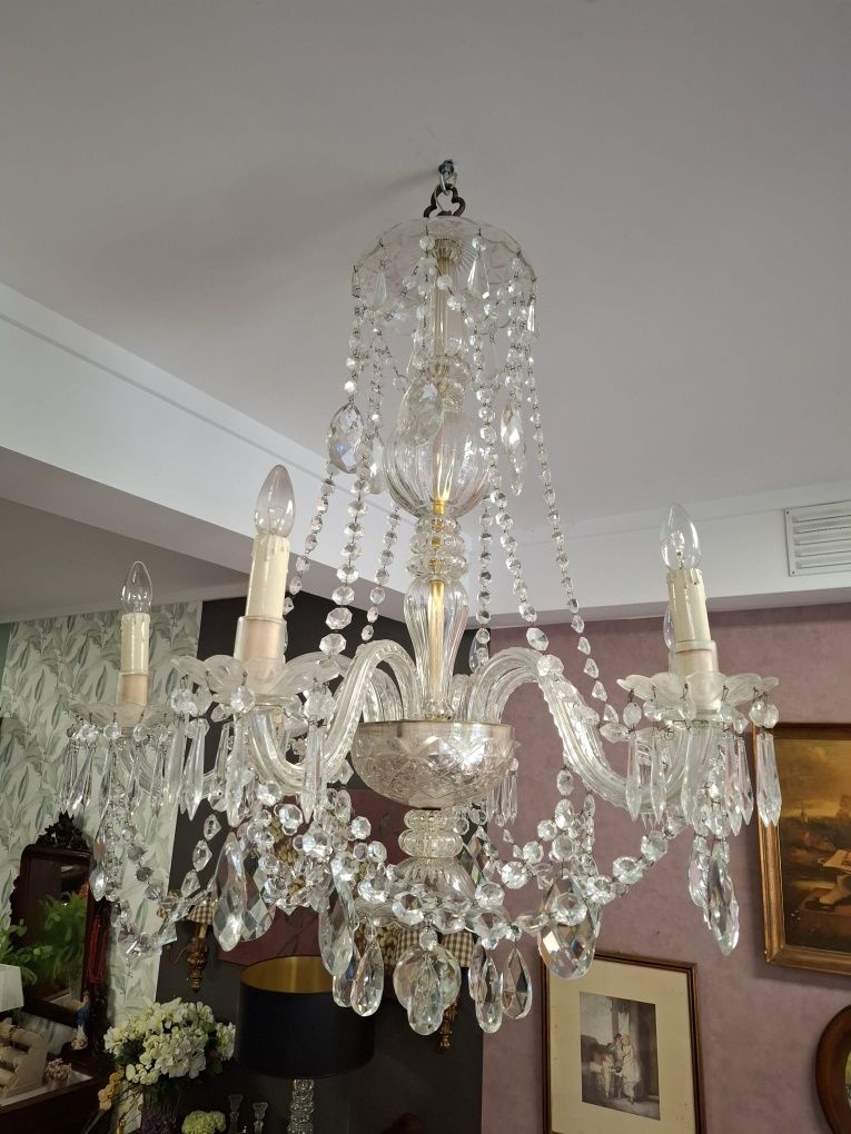 Lustre em Cristal Lapidado- Peça Clássica de Elegância Atemporal.