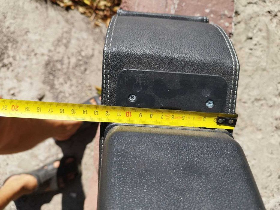 фирменный подлокотник  в авто