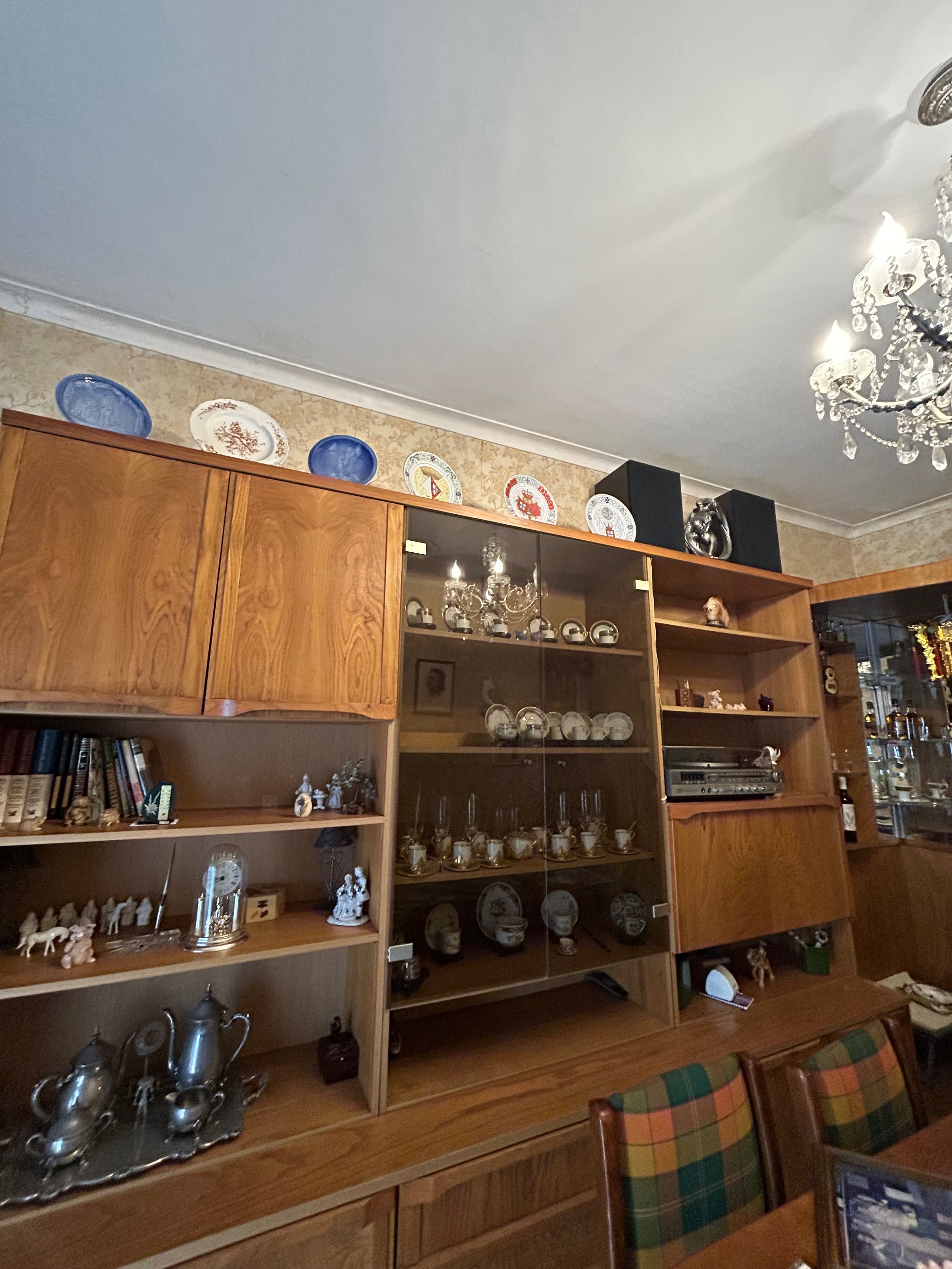 Armário de sala com vitrine