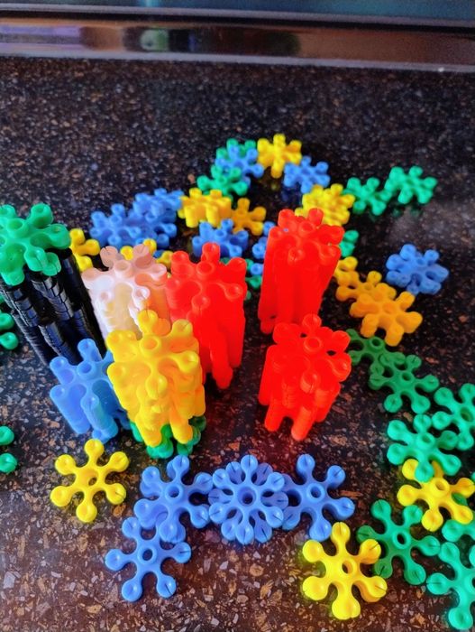 Дитячий конструктор, іграшки