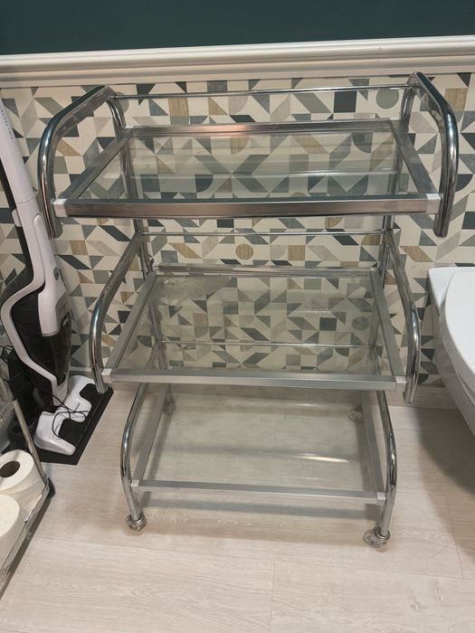Metalowy wózek z półkami szklanymi – 3 poziomy, chromowany, na kółkach