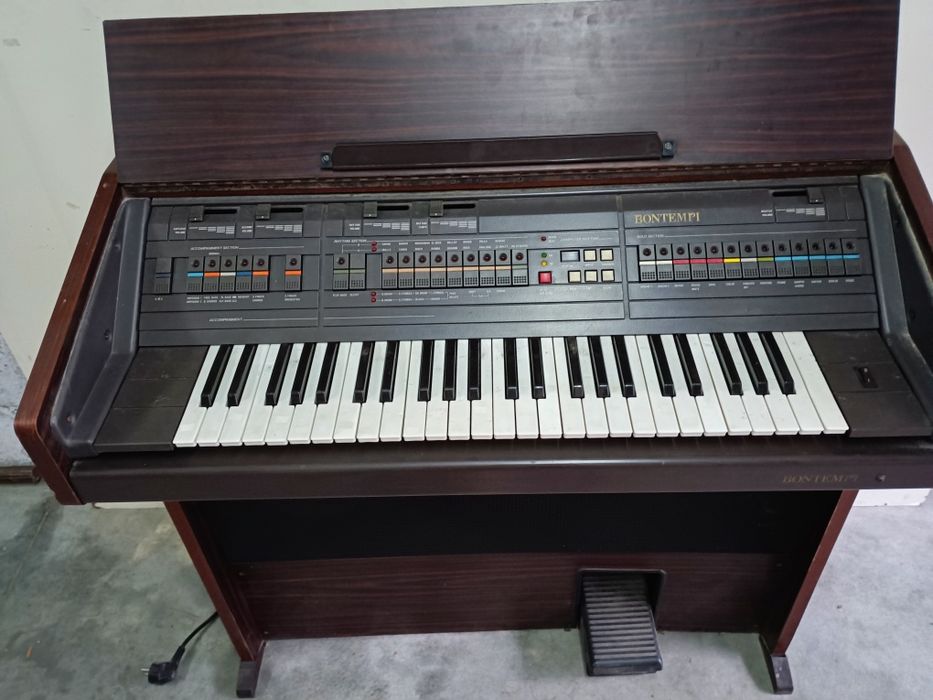Móvel com órgão /piano MARCA BONTEMPI, antigo em madeira
A funcionar p
