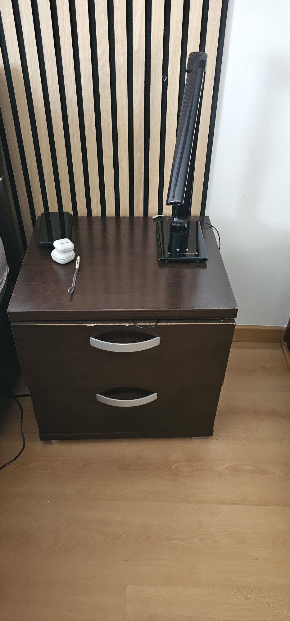 Cama casal com colchão e 2 mesas cabeceira