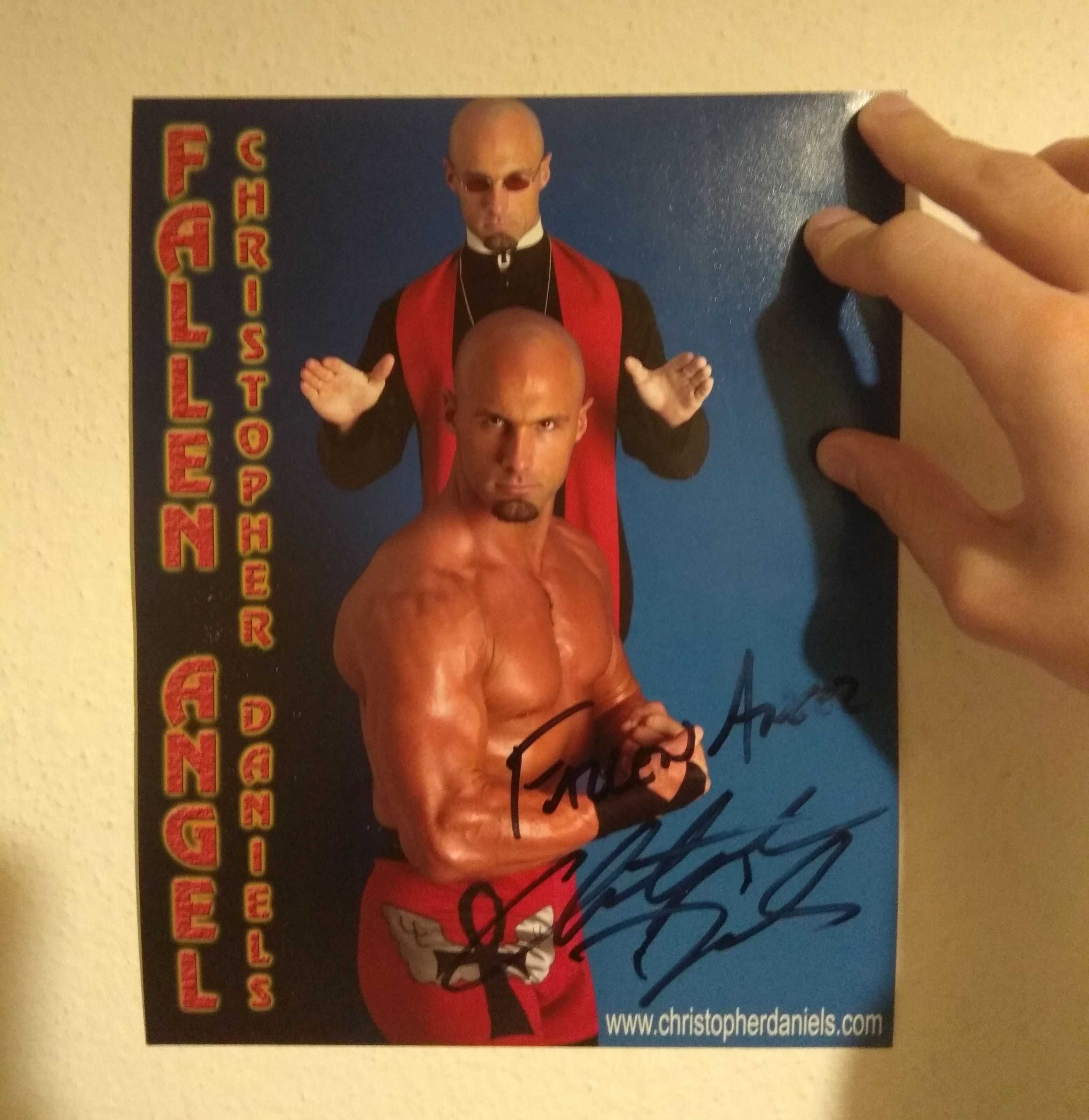 Póster do wrestler Christopher Daniels autografado pelo próprio