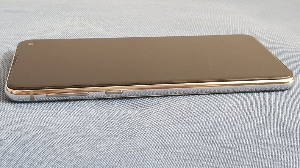 Samsung Galaxy S10e + ładowarka indukcyjna, słuchawki airpods, etui