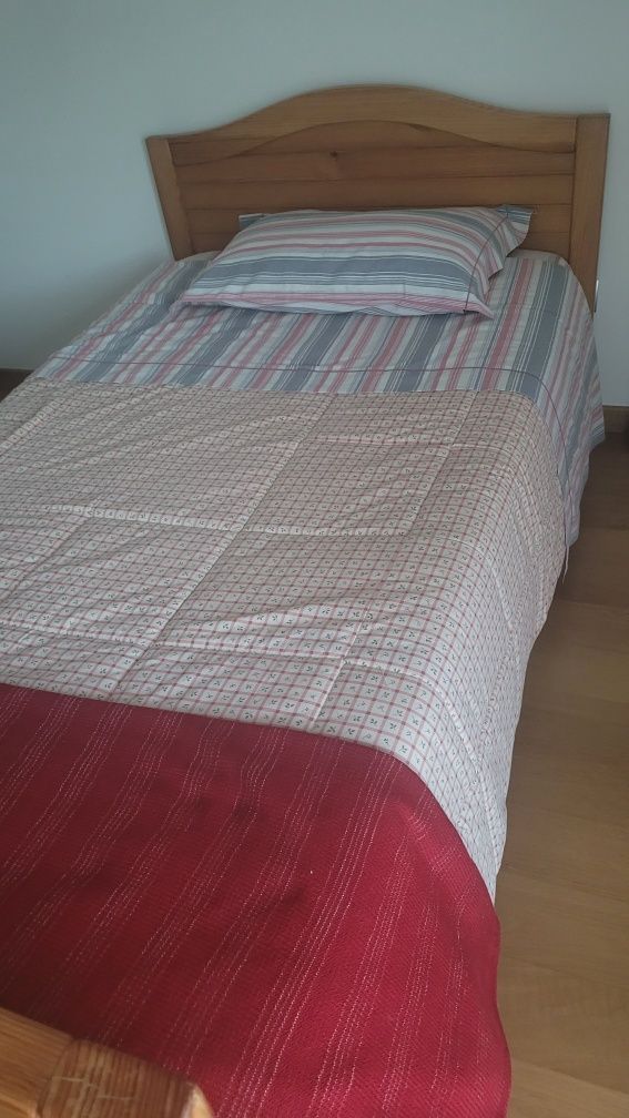 Cama com colchão e mesa de cabeceira em pinho. Pouco uso.