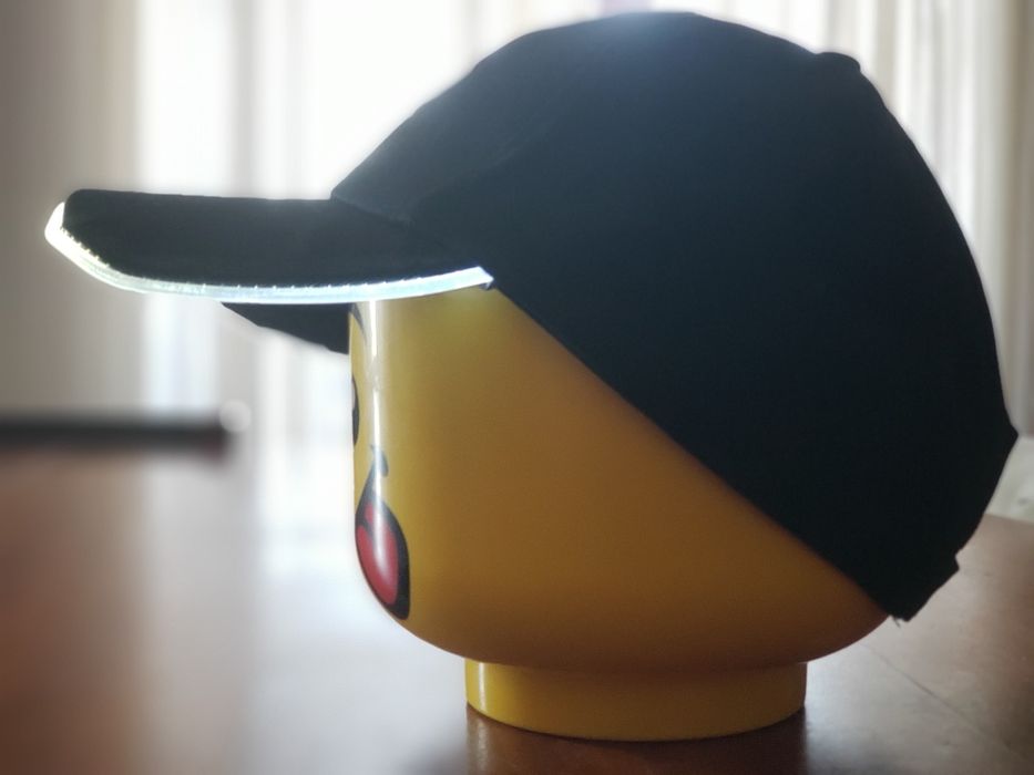 Boné com leds na pala