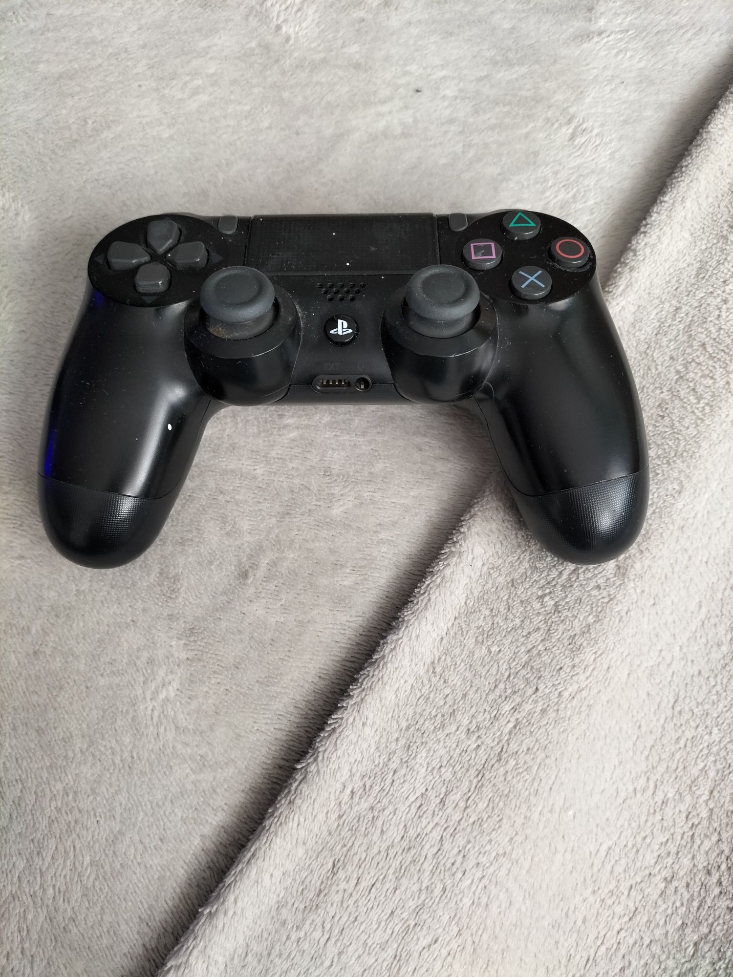 Sprzedam Konsolę Sony Ps 4 wraz z 5-cioma grami