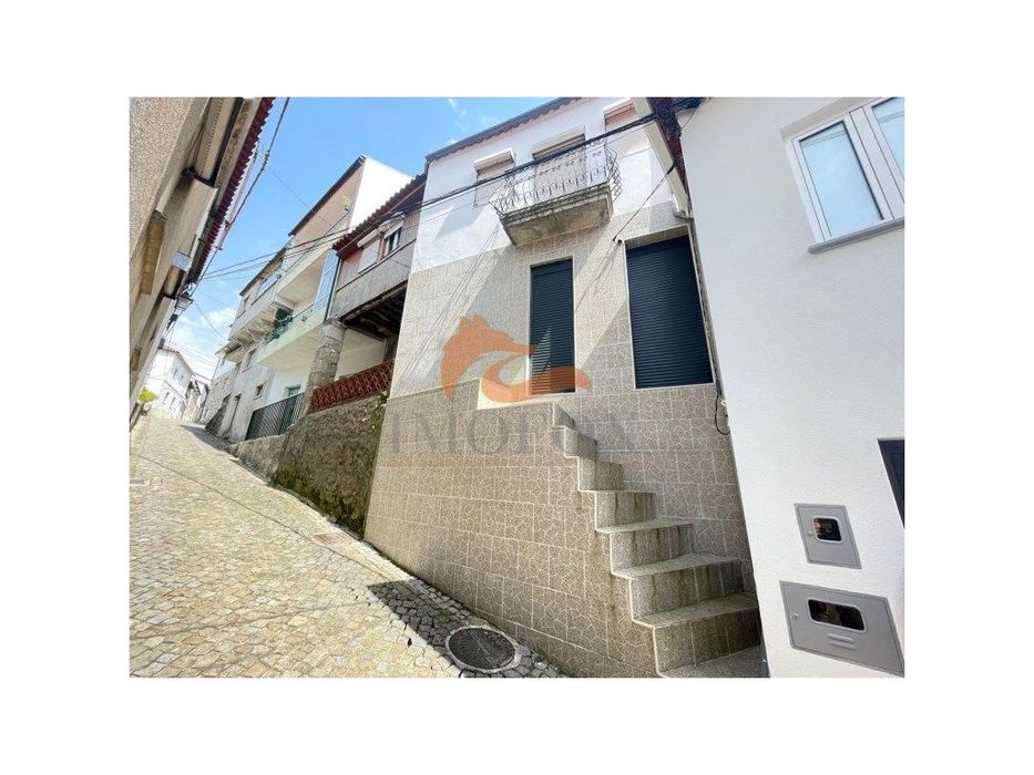 Casa para renovar com 2 quartos em Avô (Oliveira do Hospital)