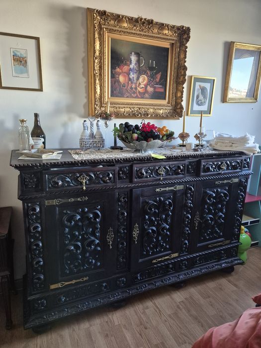 Aparador antigo em madeira maciça entalhada