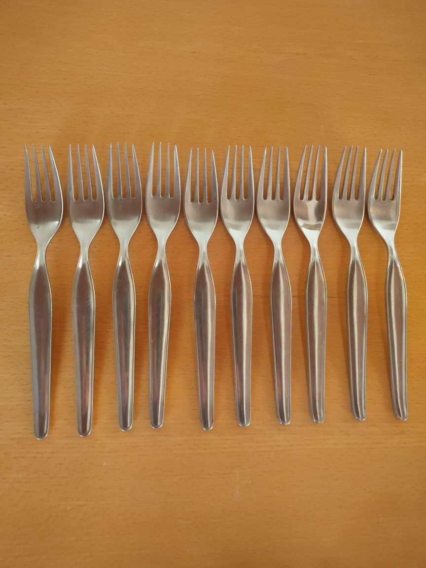 Conjunto de talheres inox usados.