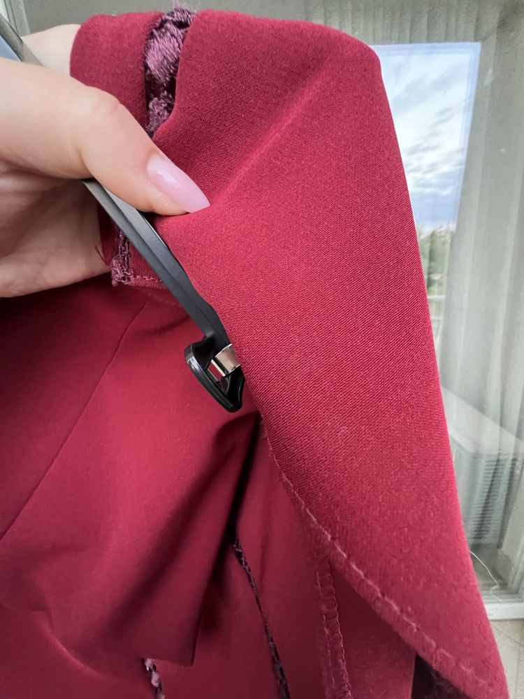 Elegancka spódnica burgundowa z koronkowymi wstawkami