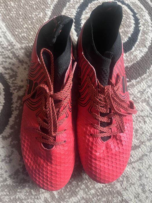 Будси  червоного кольору