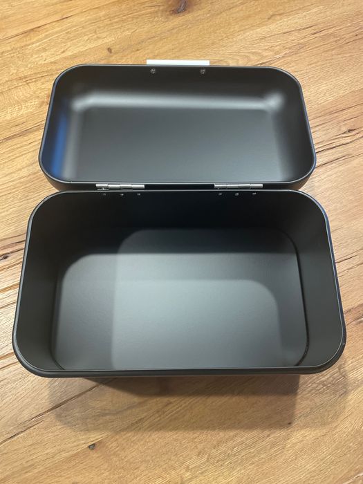 Czarny metalowy chlebak Duka