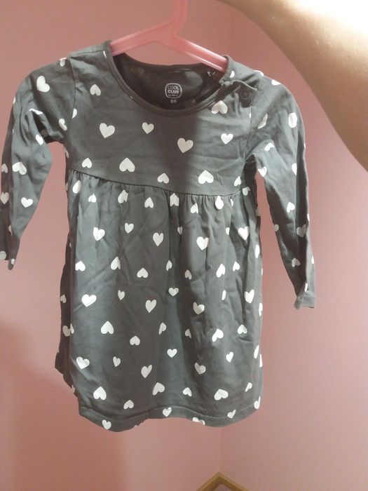 Sukienka w serduszka r. 86