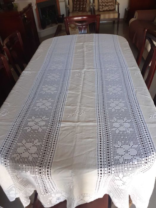 Toalha de mesa em linho e crochet