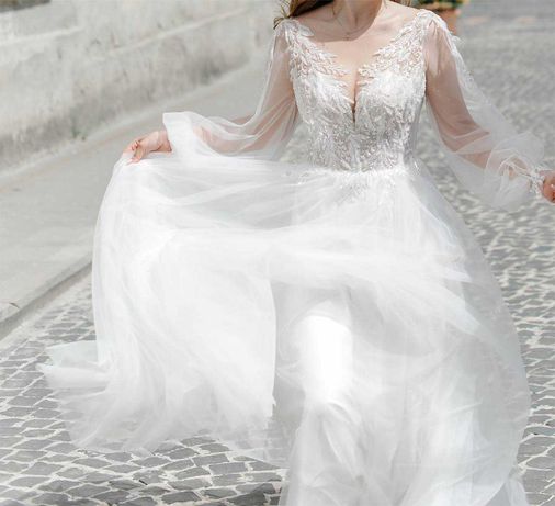 Весільна ніжна сукня
