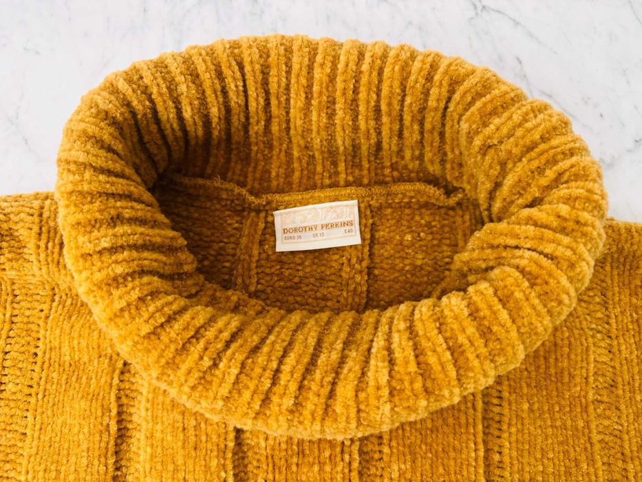 Golf w kolorze musztardowym