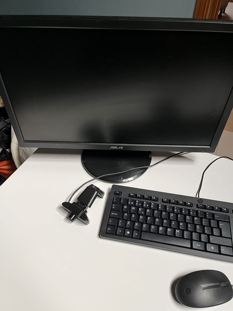 Computador + ecra + camara +…