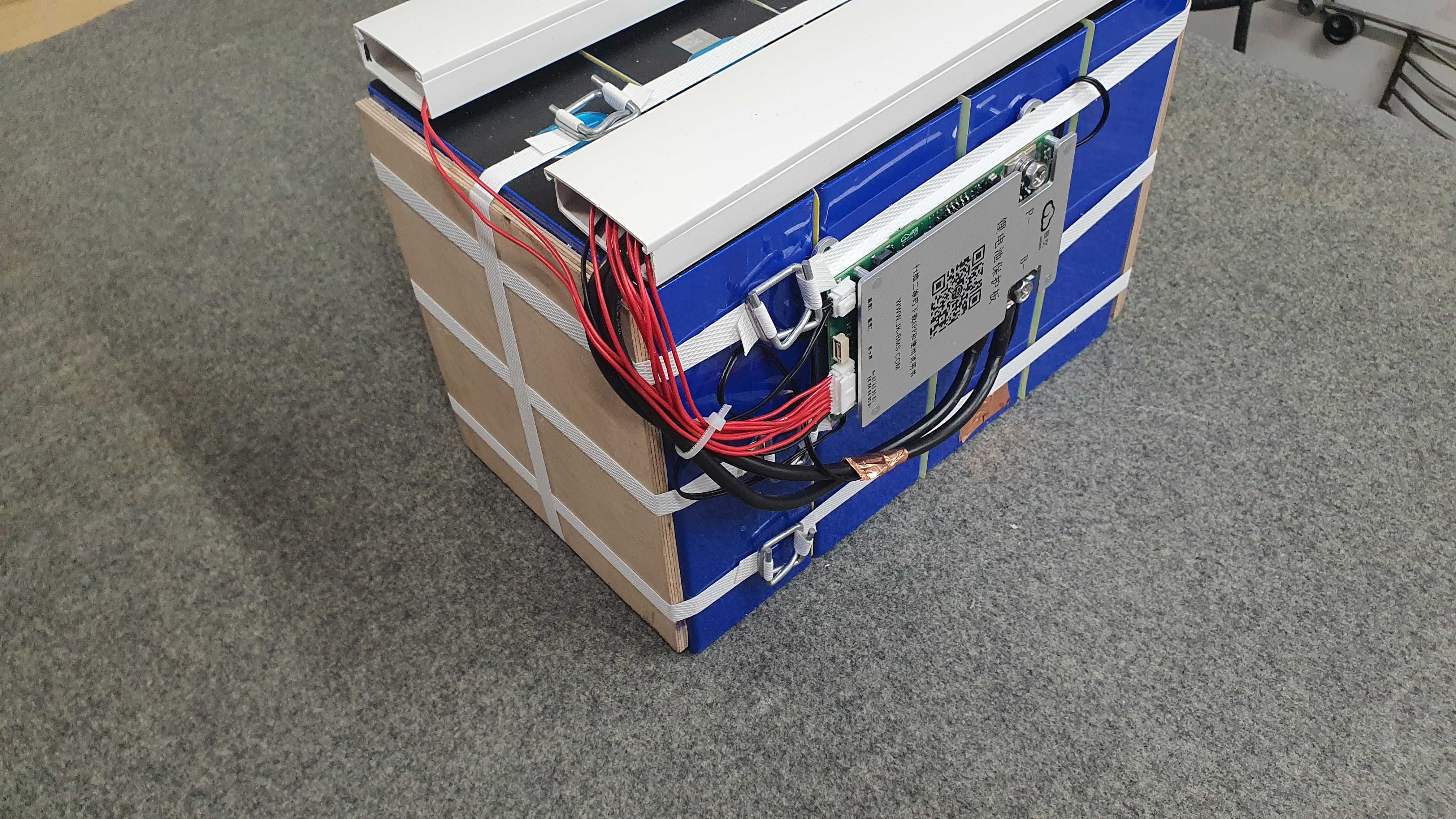 Nowoczesny Akumulator LiFePO4 12.8V 300Ah z BMS Kamper PV UPS Tir itp