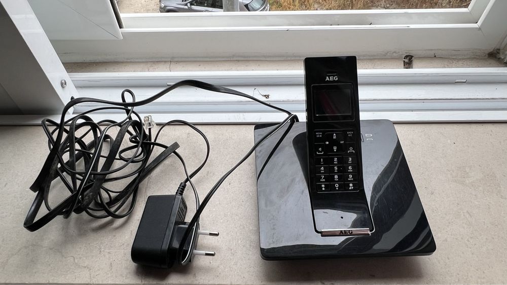 Dois telefones antigos da marca AEG