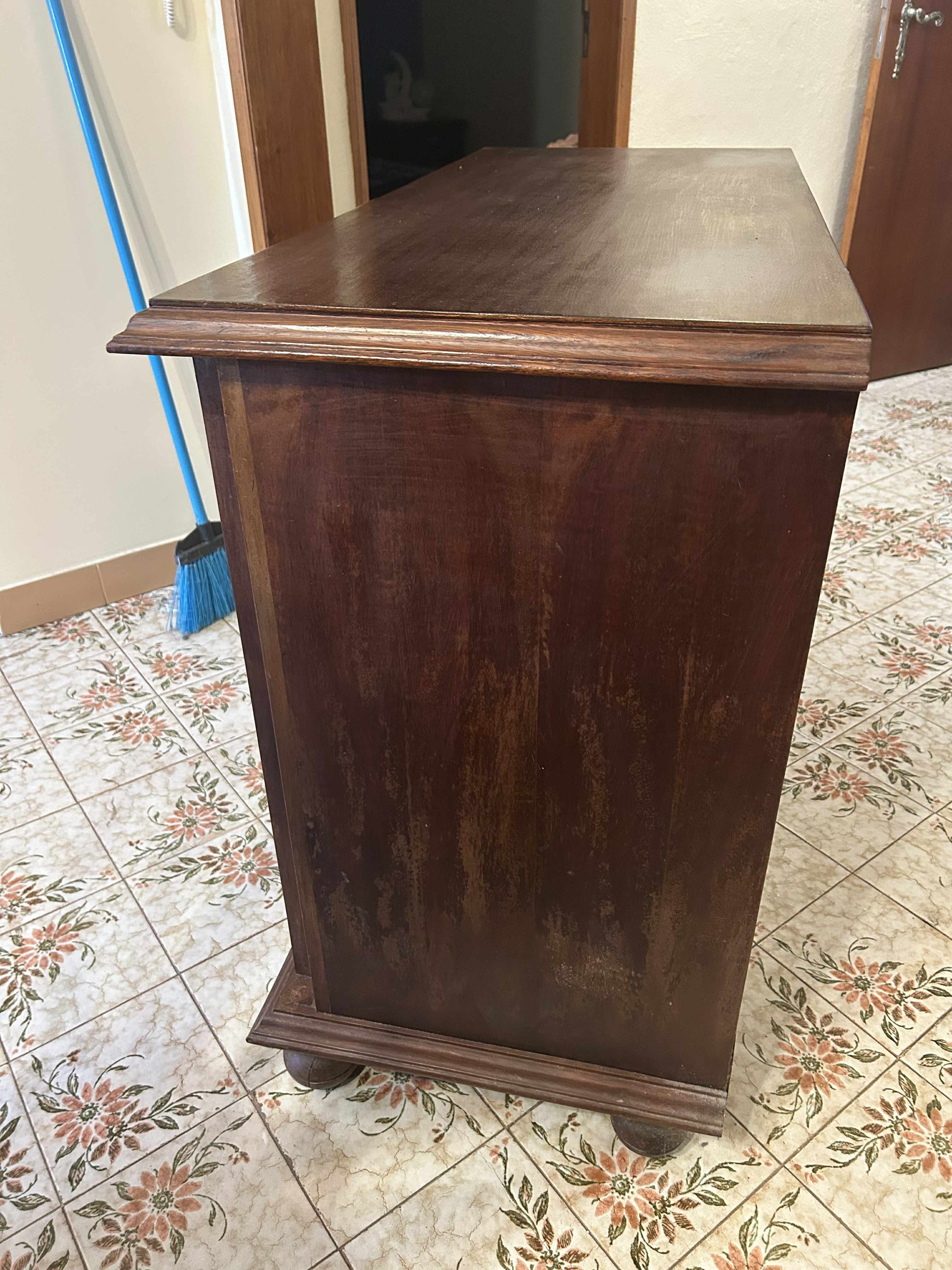 Conjunto duas mesas de cabeceira e uma cômoda