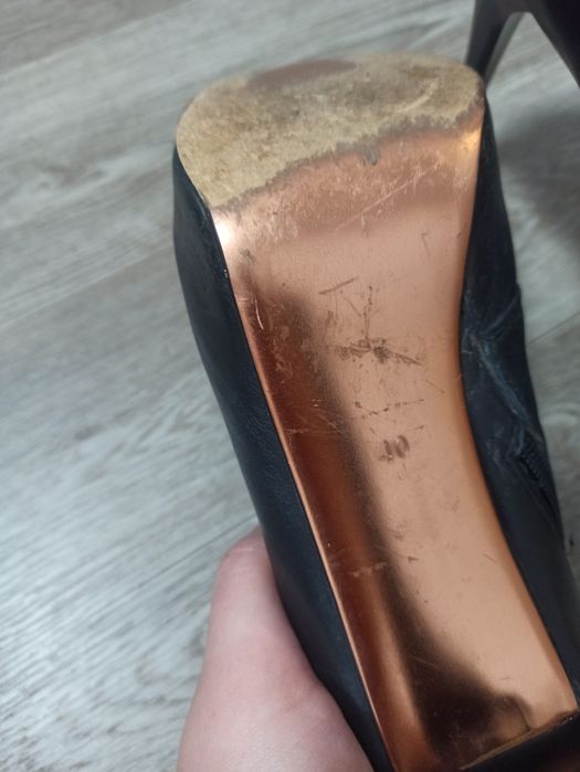 Кожаные полусапоги, ботинки на каблуке, шпильке Vitto Rossi