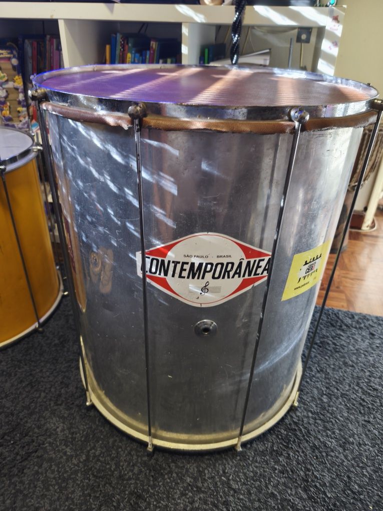 Vendo Surdo , percussão brasileira, tambor, samba