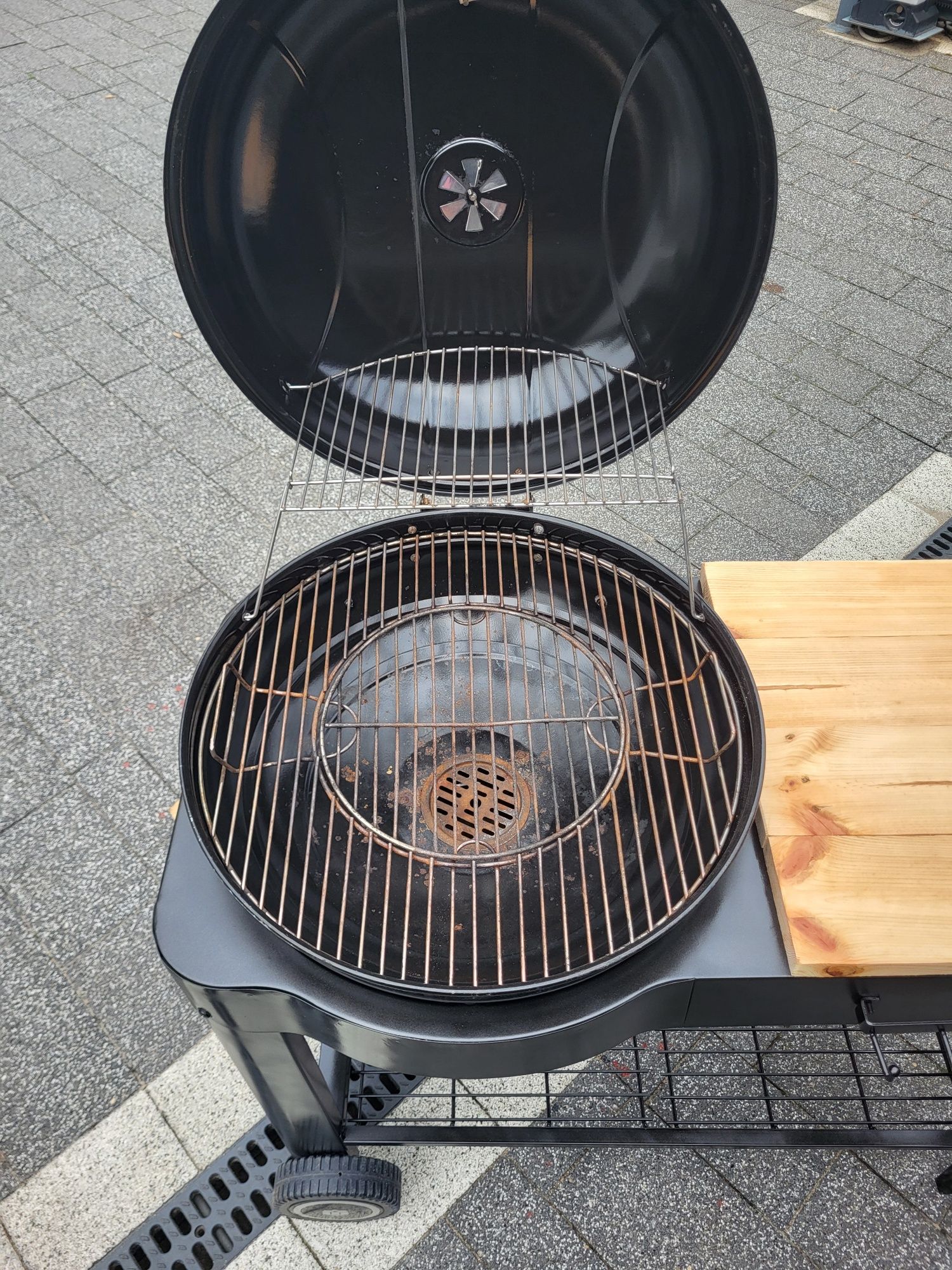 Grill węglowy z wozkiem
