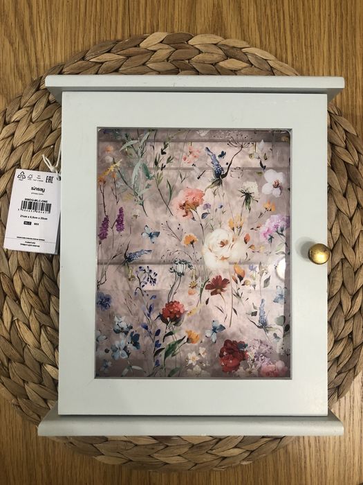 Skrzynka na klucze, schowek, okienko