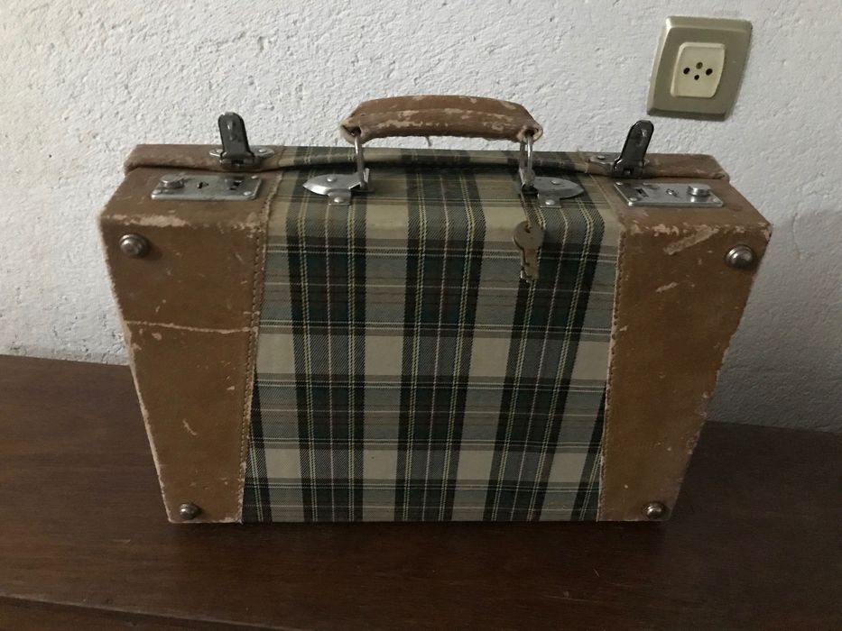 Mala de madeira e mala de tecido e pele sintetica