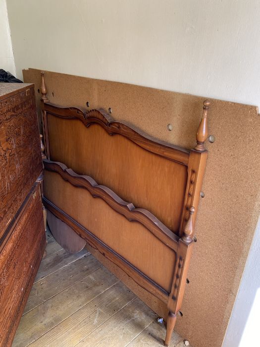 Cama com cabeceira e pés antiga