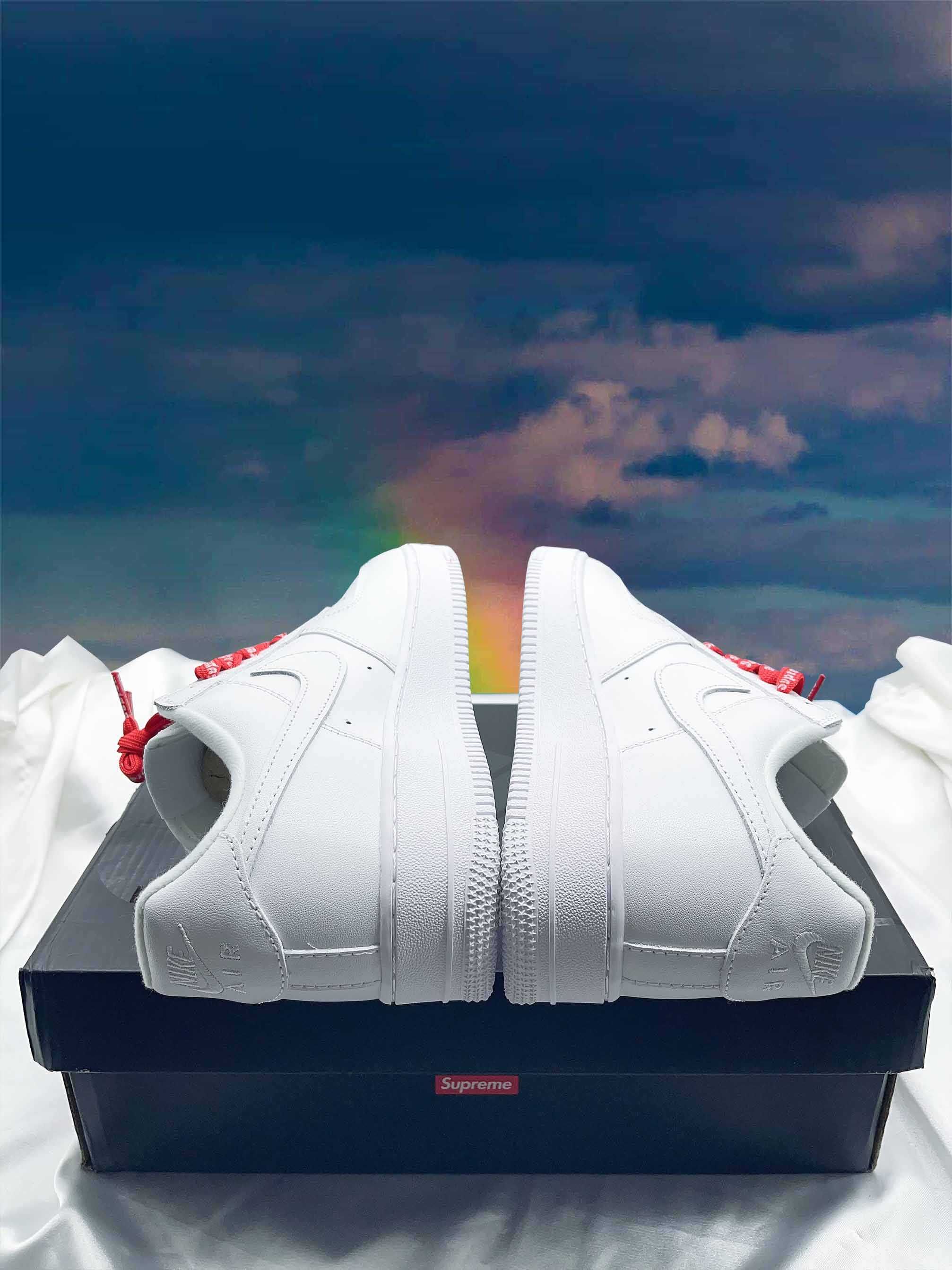 Nike Air Force 1 Low Supreme White.	44