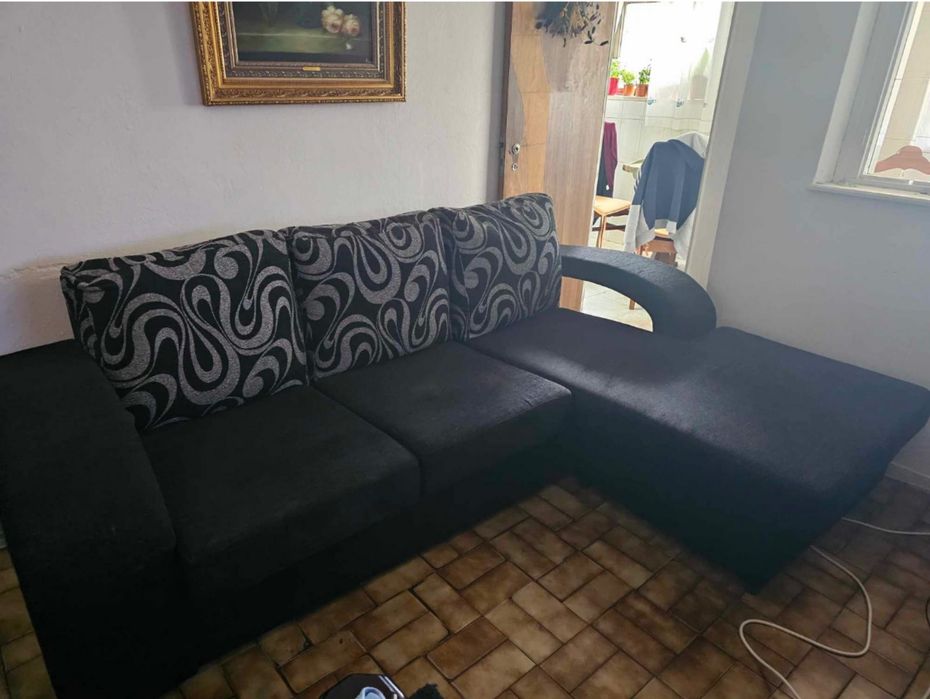 Sofá chaise longue de cor preta (pouco uso)
