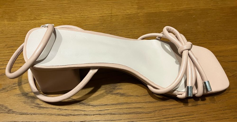 Vendo sandálias novas