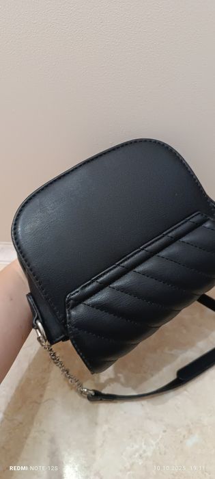 Mała czarna torebka firmy Reserved