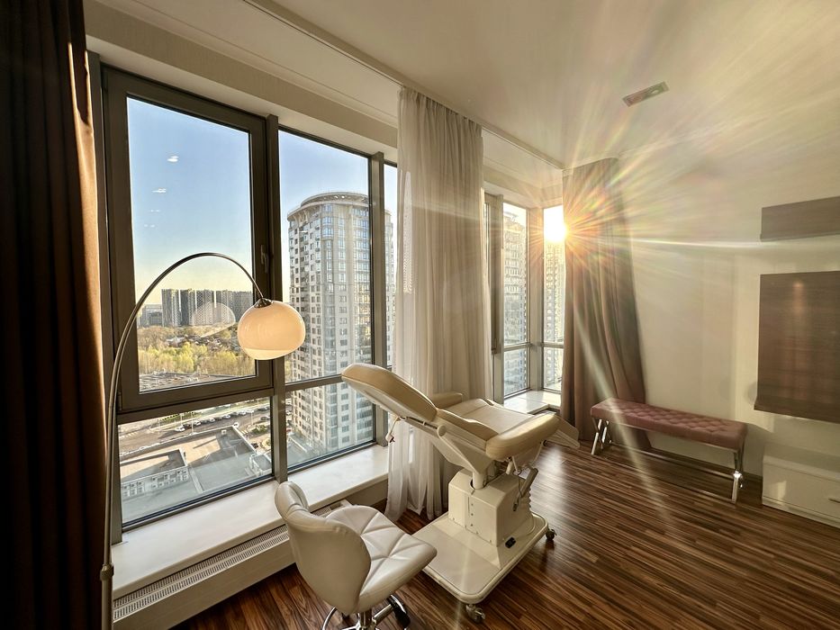 Сучасний великий косметологічний кабінет з німецькою електрокушеткою