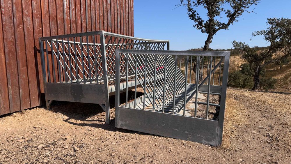 Alimentador de grama para animais de fazenda