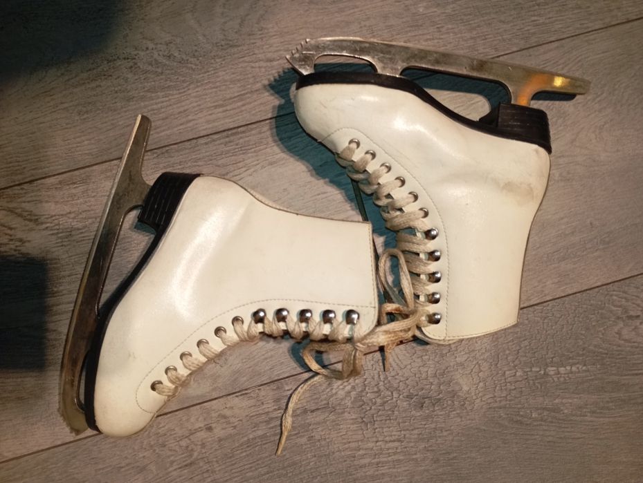 Białe skórzane łyżwy figurowe r.27 z ząbkami na przodzie płozy FABOS K