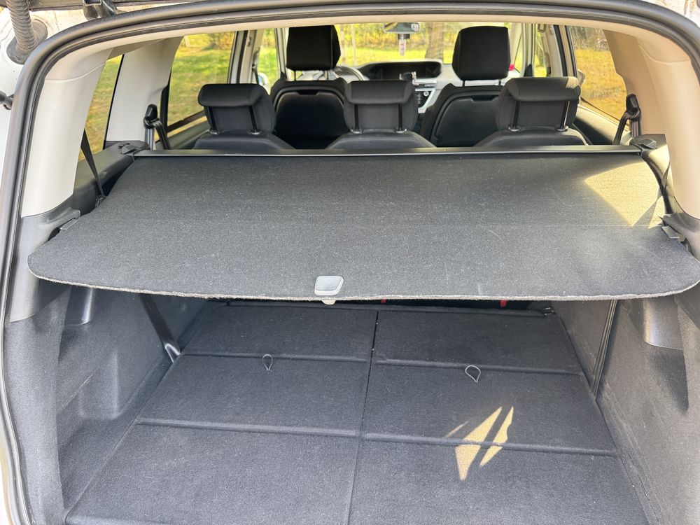 Citroen C4 Grand Pisasso . Salon . 1.6 HDI