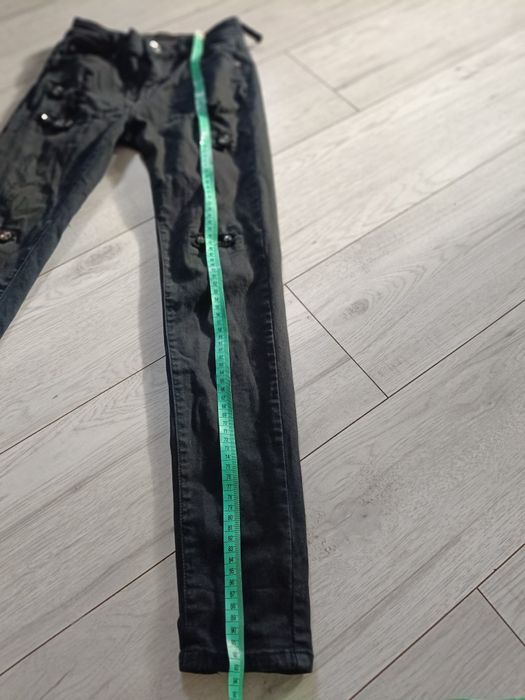 Czarne spodnie jeans przecierane z cekinami rozm ok. S stan jak na zdj