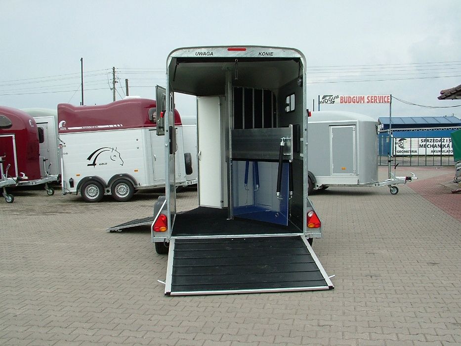 Przyczepa dla 2 koni z przednim wyjściem aluminiowa